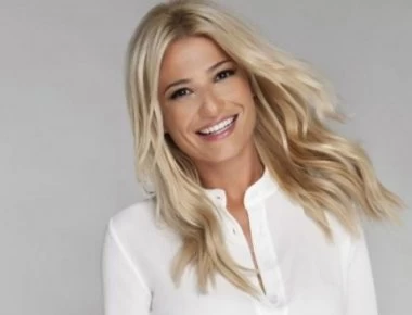 Εντυπωσιακή η Φαίη Σκορδά μόνο με το μπικίνι της (φωτο)